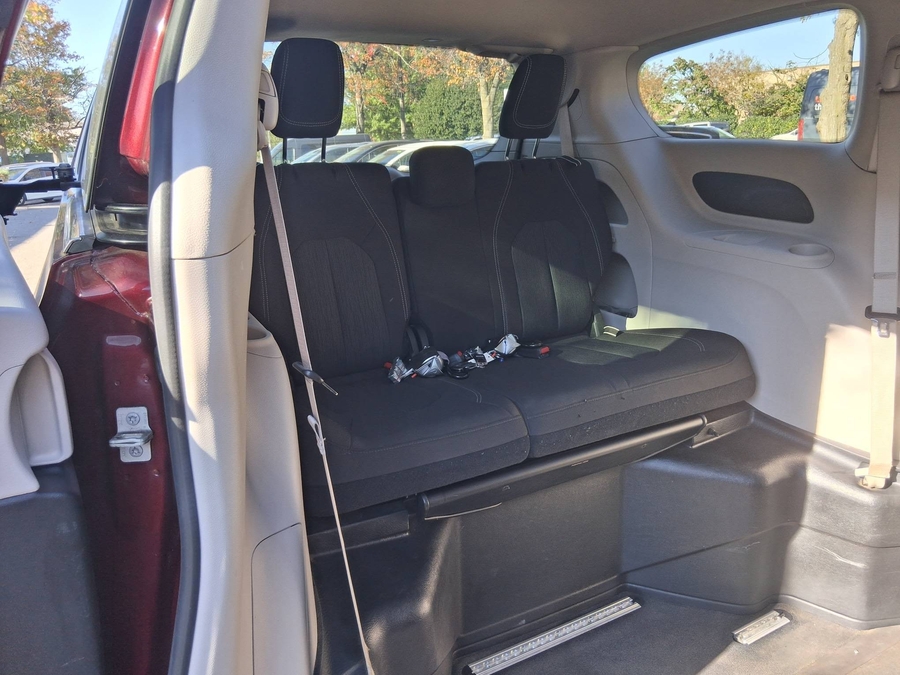  Chrysler Voyager image number 17