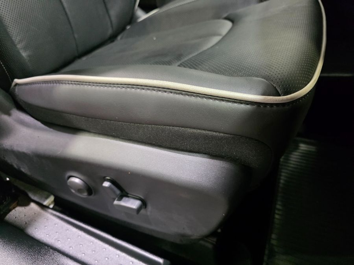 Red Chrysler Pacifica image number 19