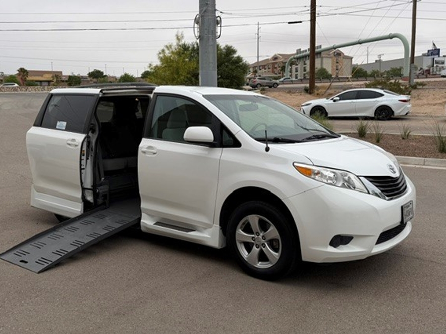 Used 2013 Toyota Sienna LE - BraunAbility Side Entry Entry Fold Out Automatic Ramp