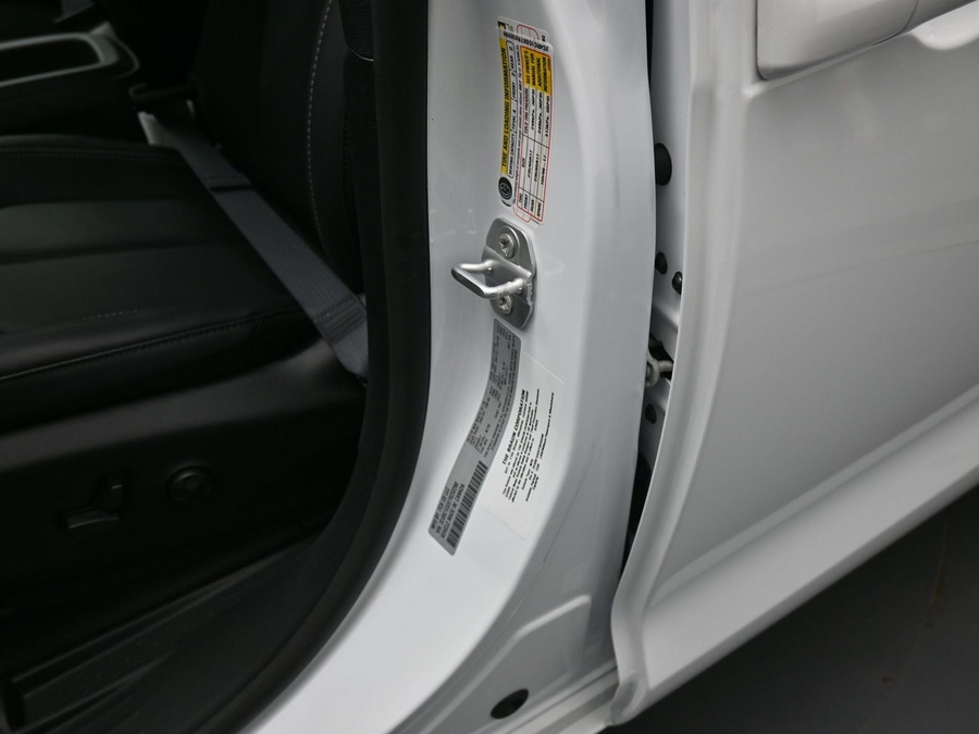 White Chrysler Voyager image number 13