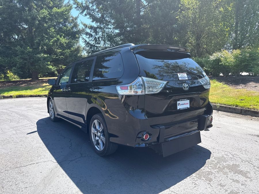 Used 2017 Toyota Sienna SE Not CA compliant -  Rear Entry Entry Fold Out Manual Ramp