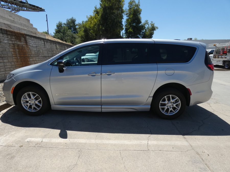 Silver Chrysler Pacifica image number 14