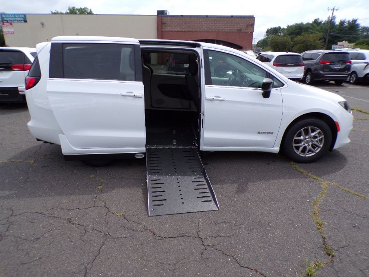 White Chrysler Voyager image number 5