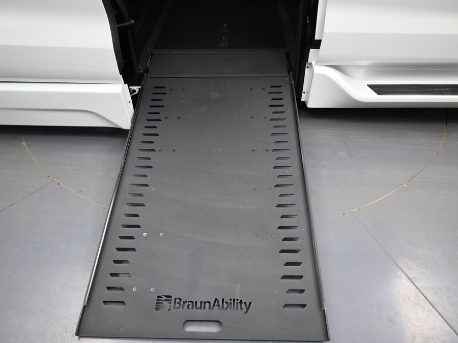 White Toyota Sienna image number 9