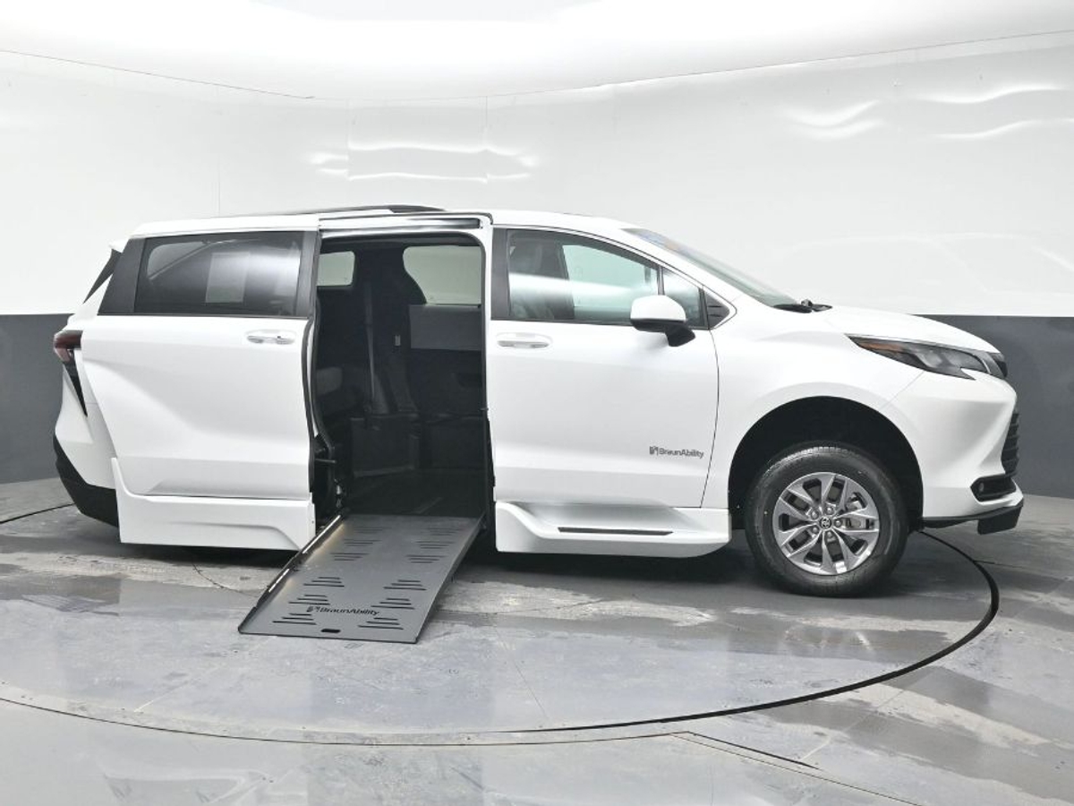 2025 TOYOTA SIENNA - Image 8
