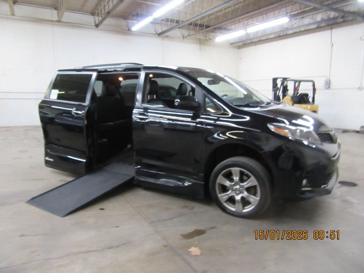 2019 TOYOTA SIENNA - Image 2