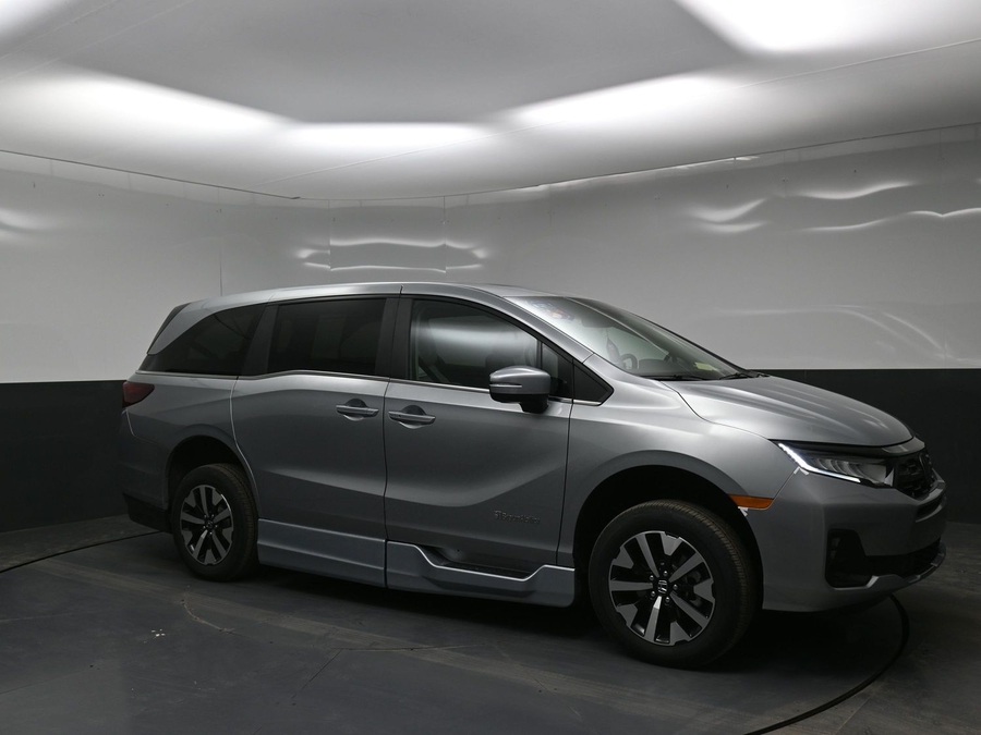 Silver Honda Odyssey image number 17