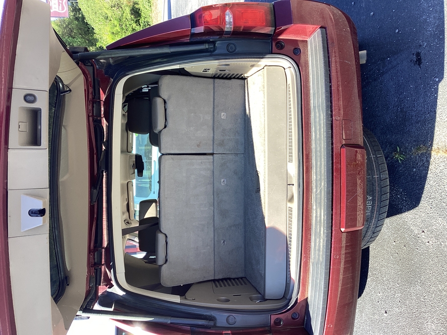  Chevrolet Tahoe image number 1