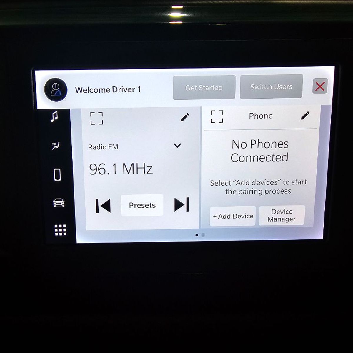 White Chrysler Voyager image number 22