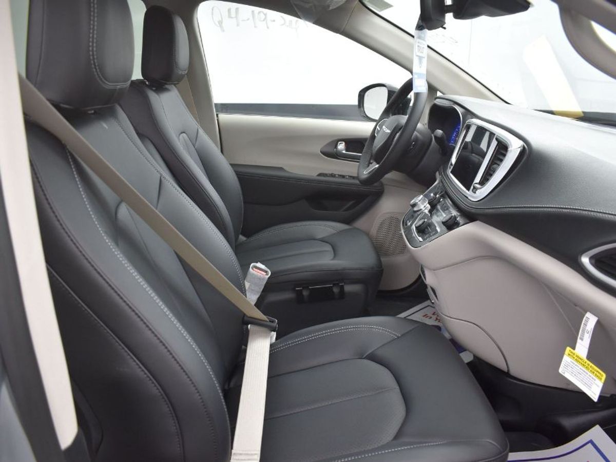 Silver Chrysler Pacifica image number 4