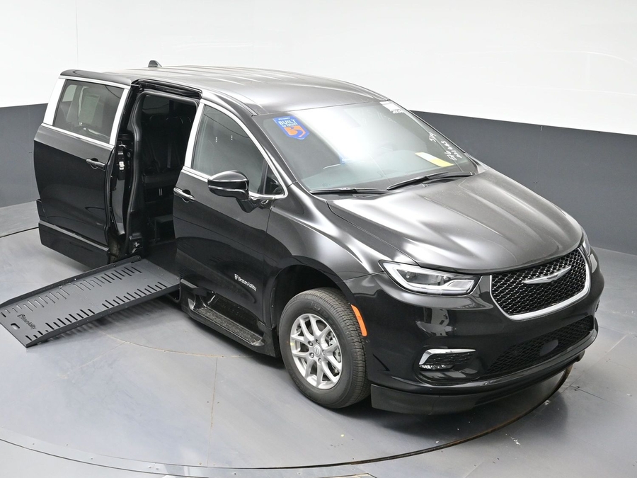 Black Chrysler Pacifica image number 17