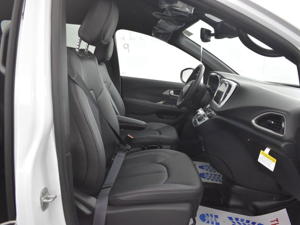 White Chrysler Voyager image number 8