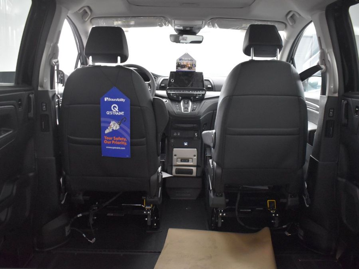 Black Honda Odyssey image number 14