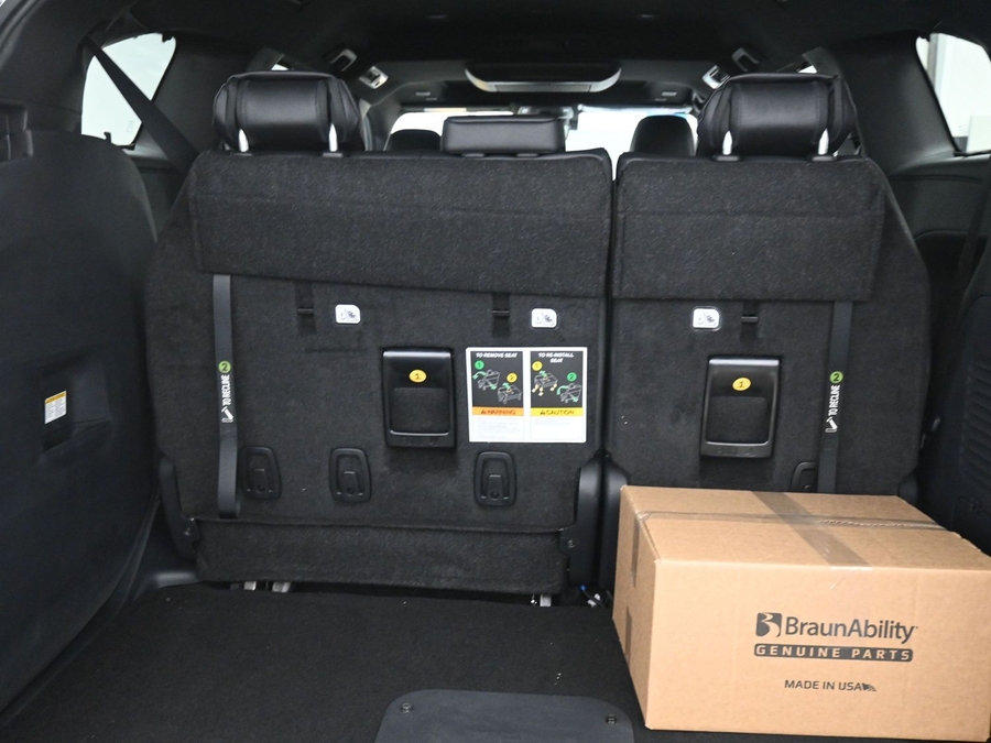 White Toyota Sienna image number 13