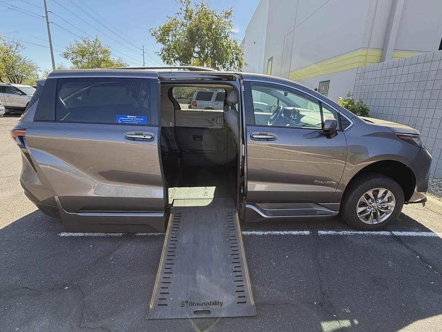 Used 2022 Toyota Sienna Hybrid XLE Base - BraunAbility Side Entry Entry In Floor Automatic Ramp