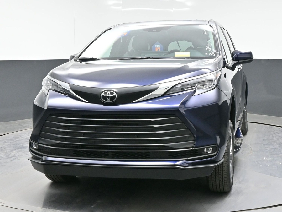 Blue Toyota Sienna image number 3