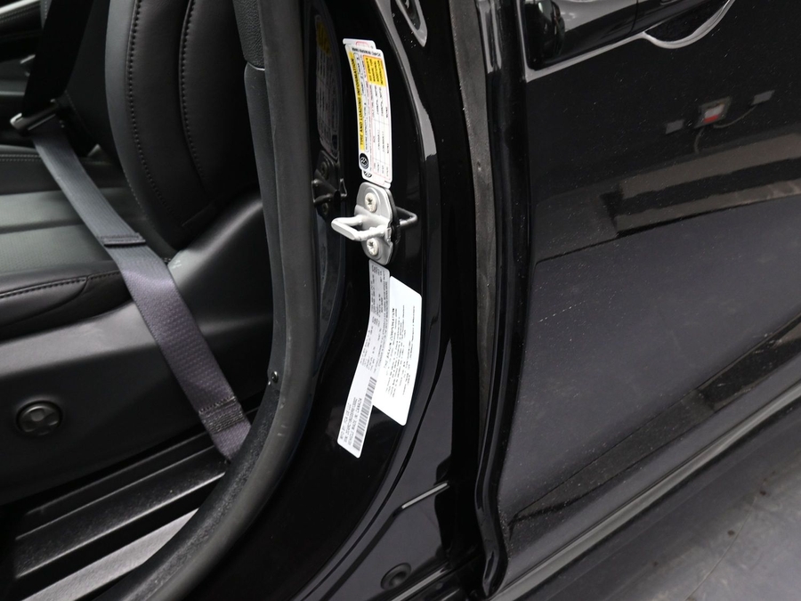 Black Chrysler Pacifica image number 14