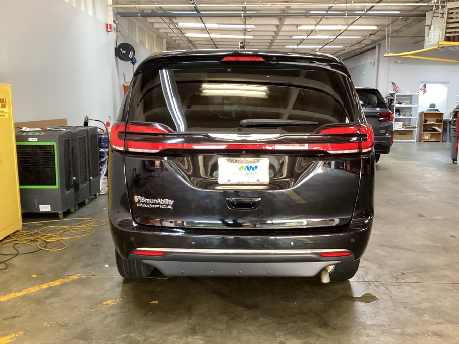 Número de imagen Chrysler Pacifica negro 6