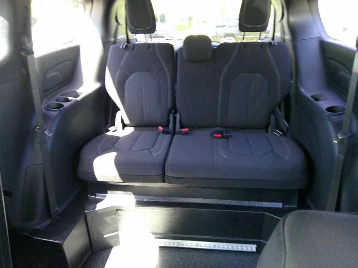 Chrysler Pacifica gris imagen numero 17
