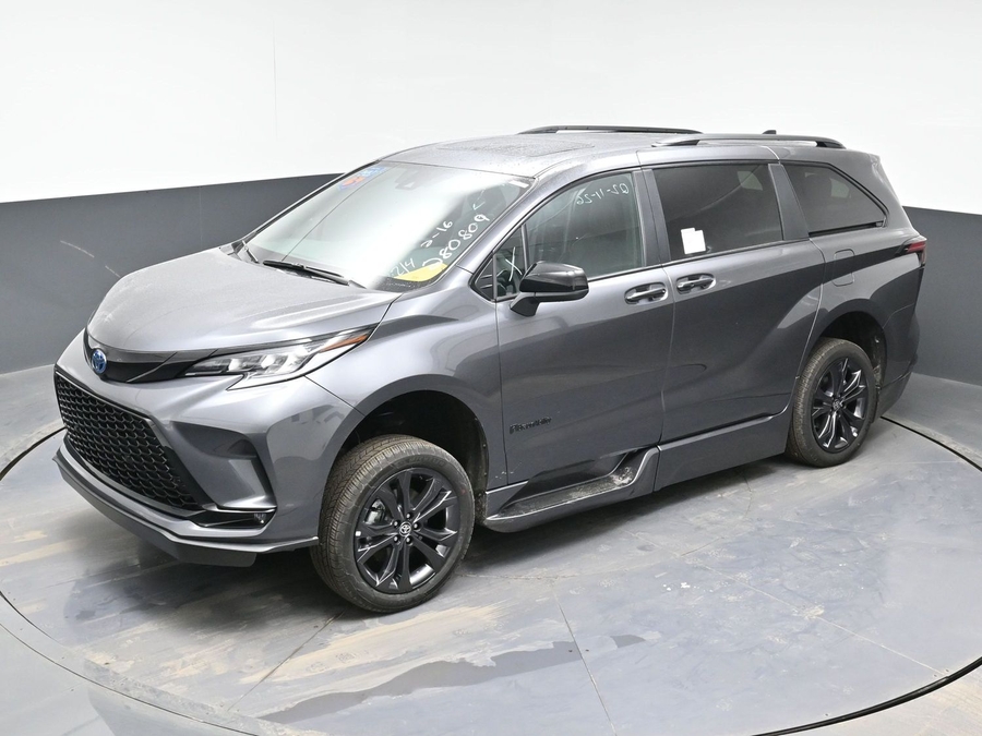 Grey Toyota Sienna image number 23