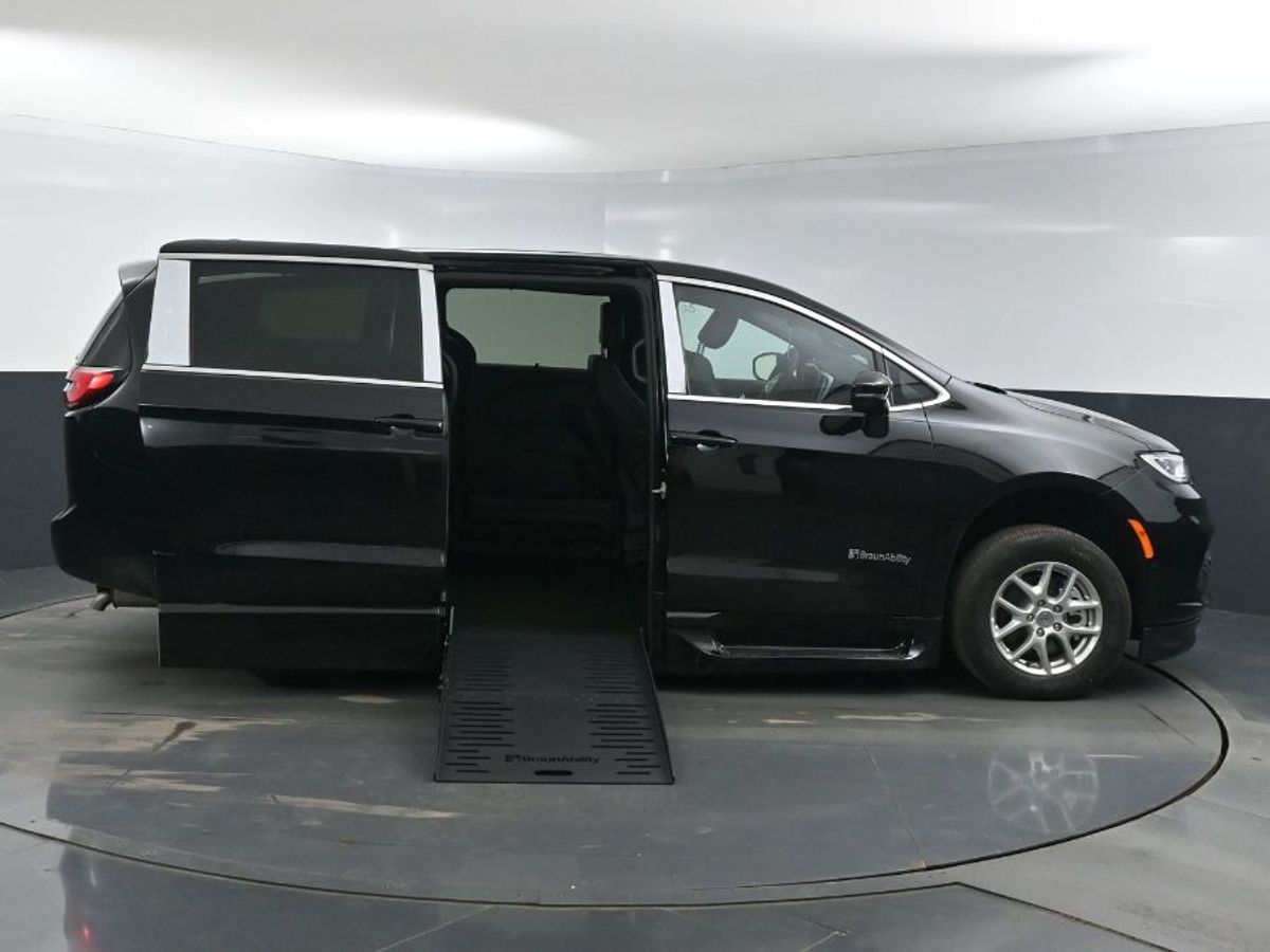 Black Chrysler Pacifica image number 7