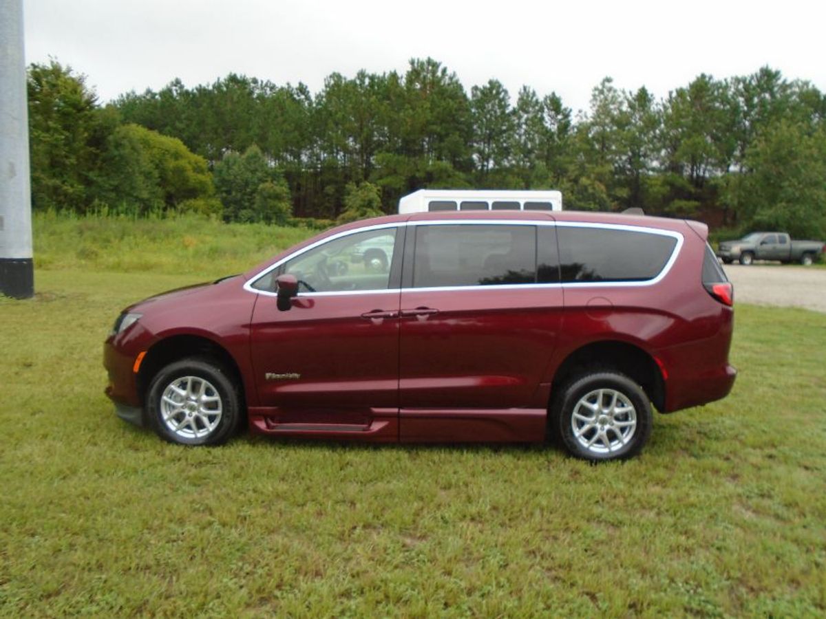 Red Chrysler Voyager image number 40