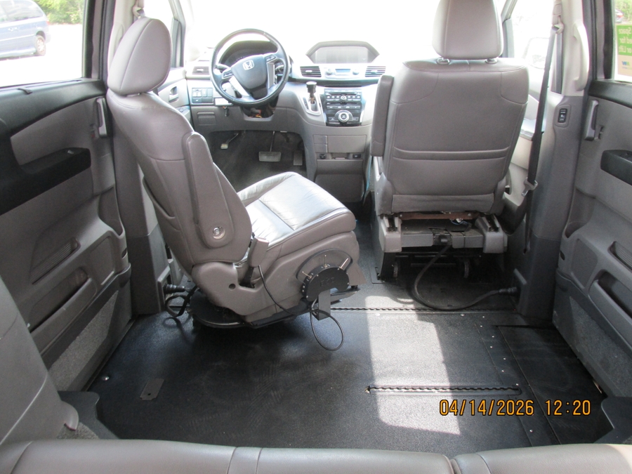 Brown Honda Odyssey image number 11