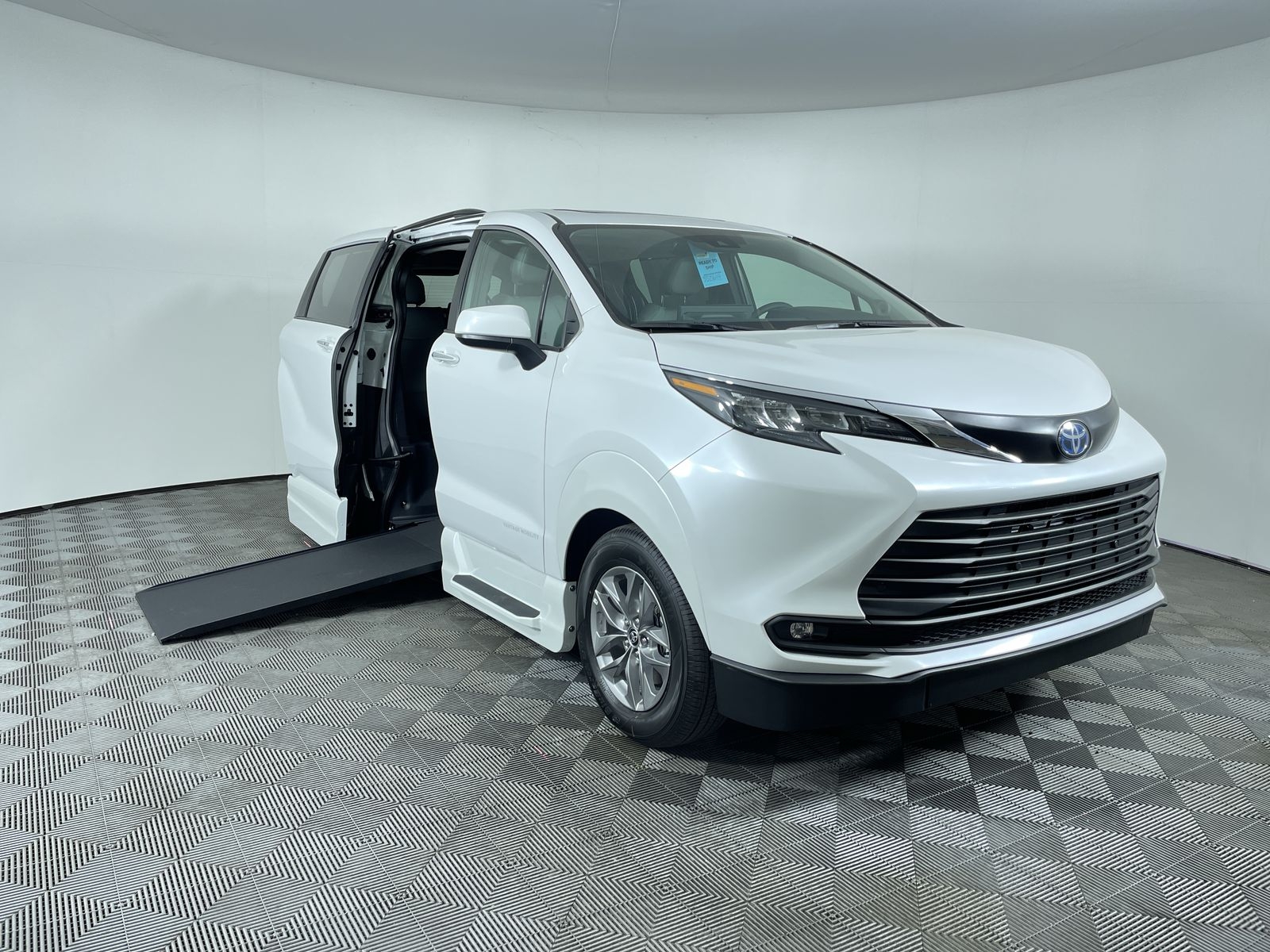 2025 Toyota Sienna AWD XLE P