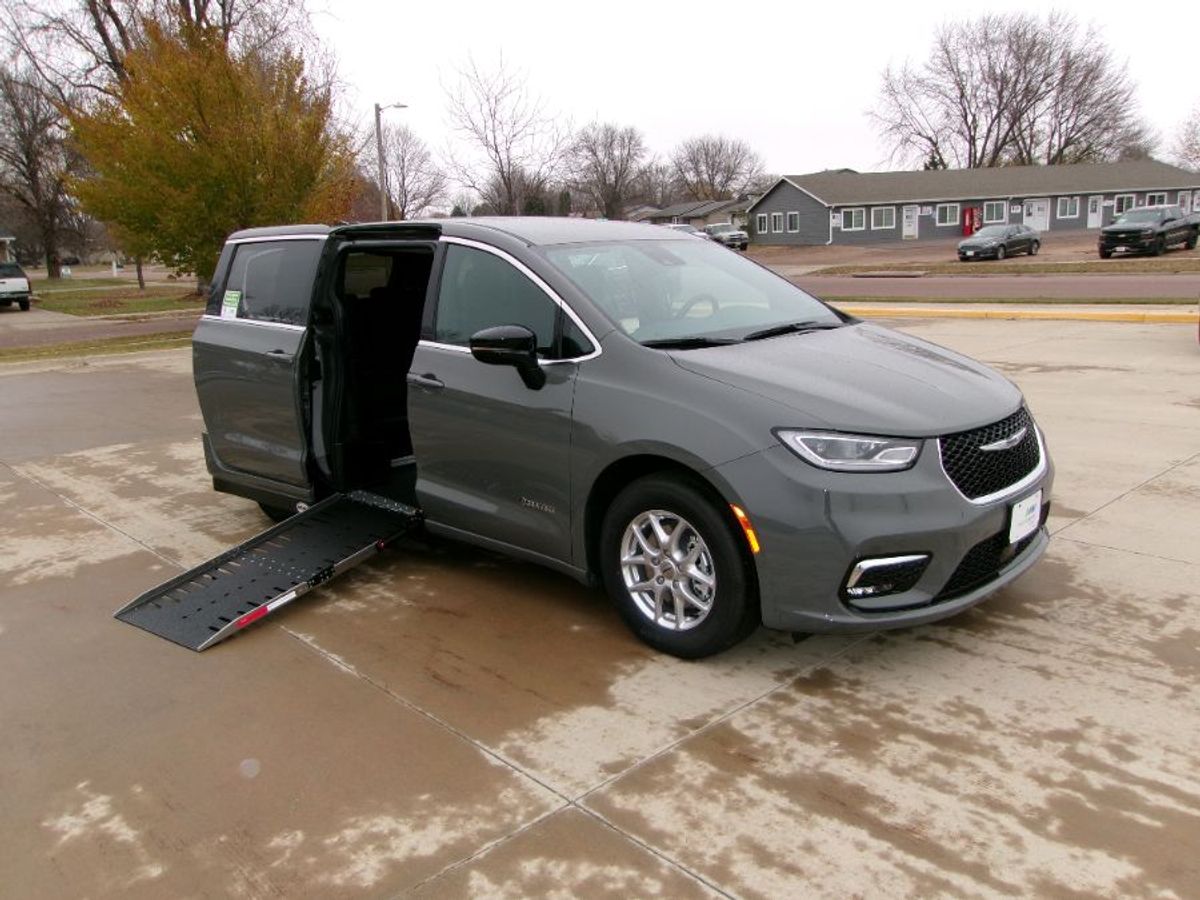2024 Chrysler Pacifica Touring's photo
