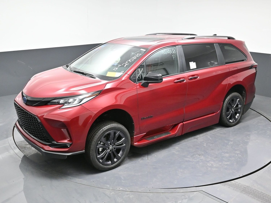 New 2025 Toyota Sienna Hybrid XSE Sport - BraunAbility Side Entry Entry Fold Out Automatic Ramp