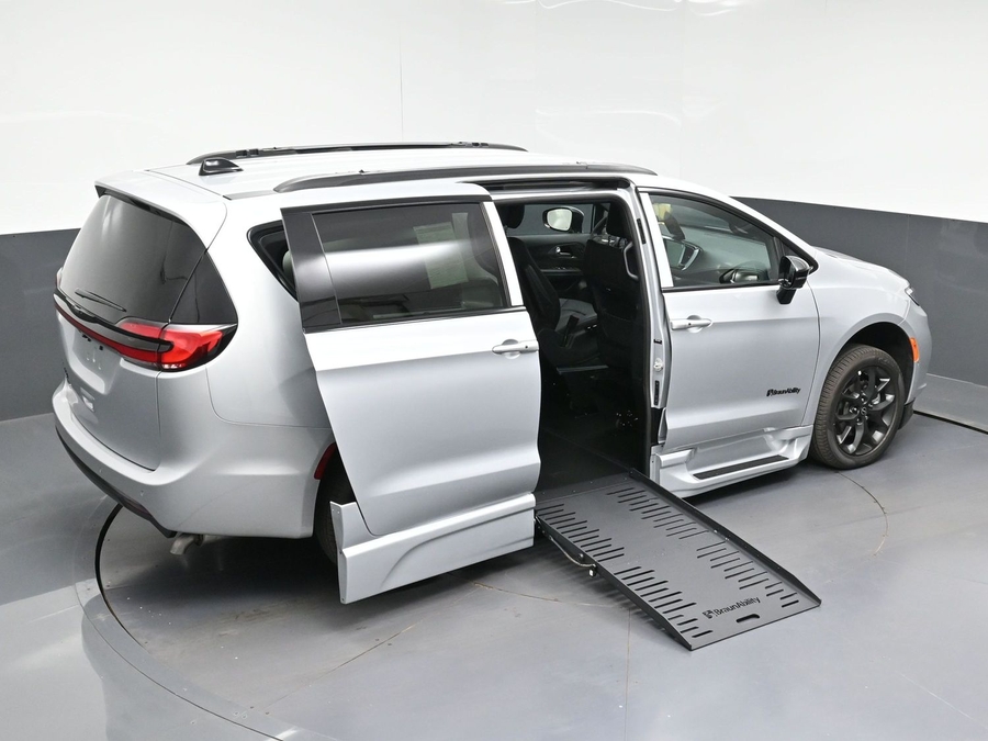 New 2026 Chrysler Pacifica Select Sport - BraunAbility Side Entry Fold Out Automatic Ramp