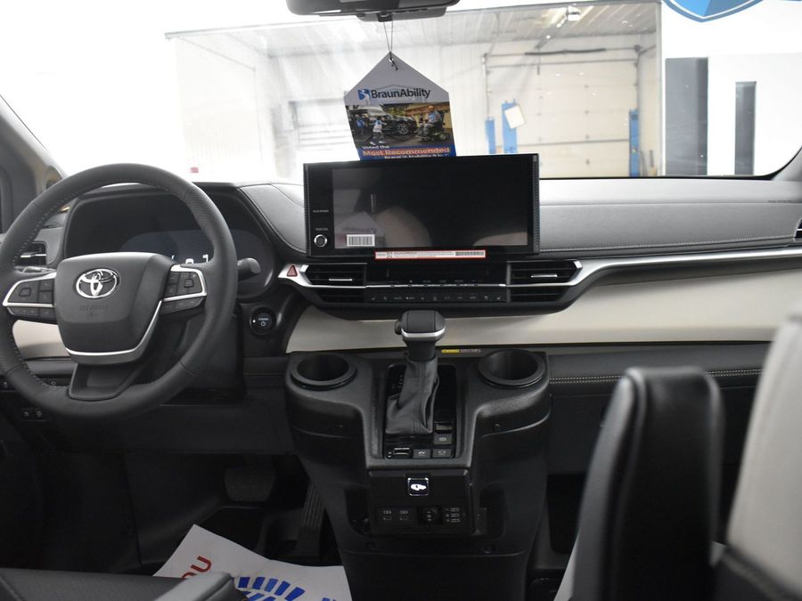 New 2025 Toyota Sienna Hybrid Platinum - BraunAbility Side Entry Entry In Floor Automatic Ramp