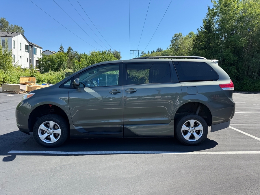 Used 2013 Toyota Sienna LE - VMI Side Entry Entry In Floor Manual Ramp