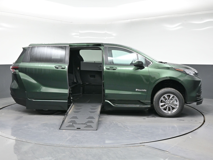 New 2026 Toyota Sienna Hybrid LE - BraunAbility Side Entry Fold Out Automatic Ramp