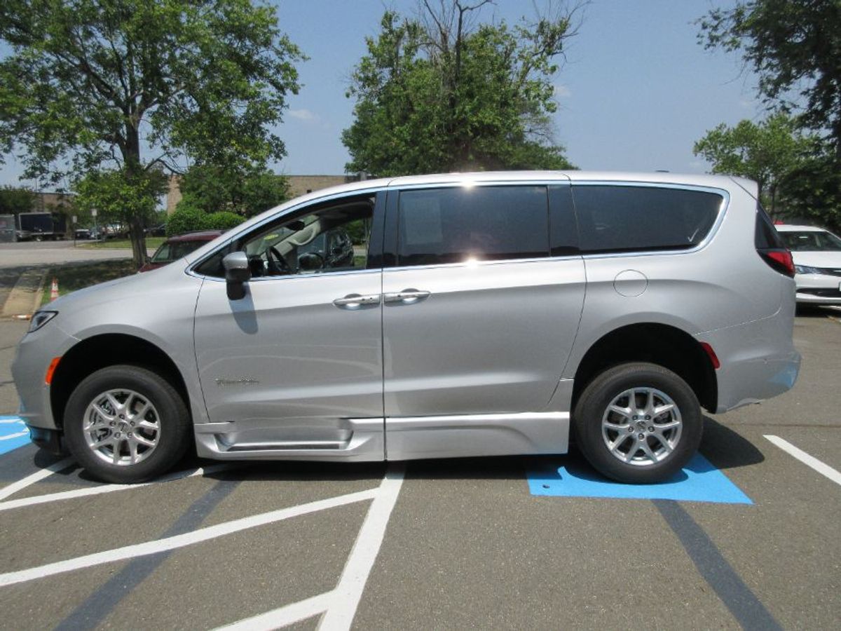 Silver Chrysler Pacifica image number 10