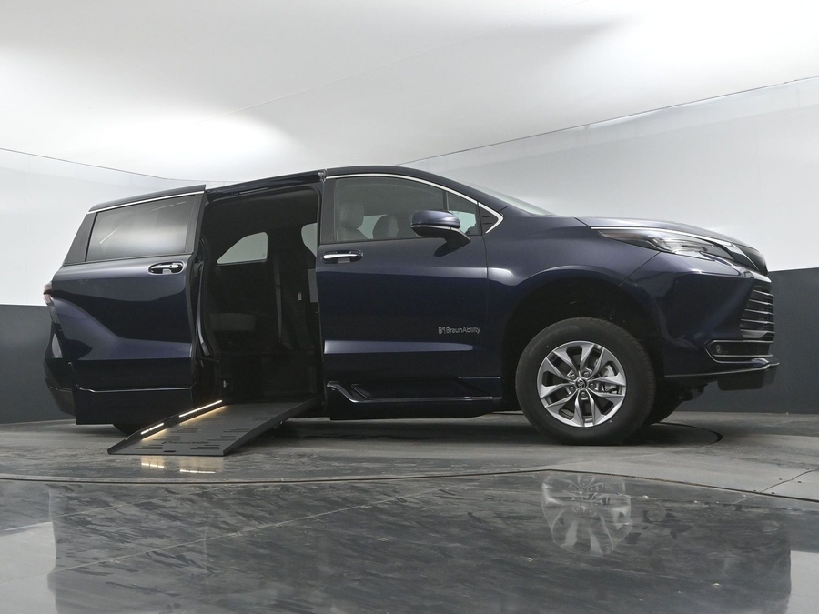 New 2025 Toyota Sienna Hybrid XLE Base - BraunAbility Side Entry Entry Fold Out Automatic Ramp
