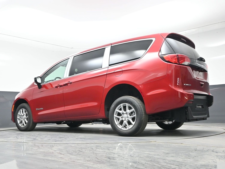 Red Chrysler Voyager image number 8