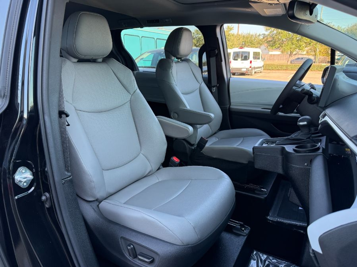 2025 TOYOTA SIENNA - Image 12