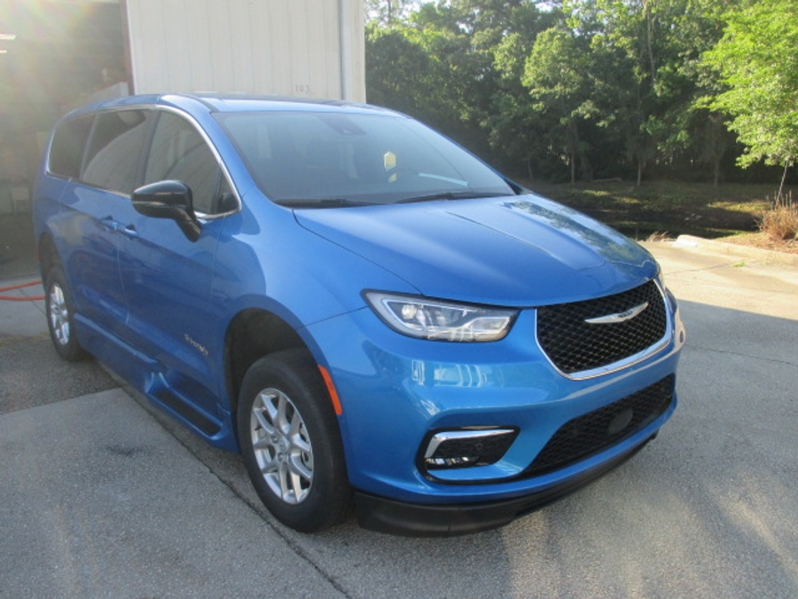 Blue Chrysler Pacifica image number 3