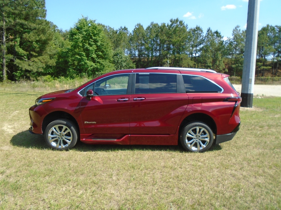 Toyota Sienna roja con rampa de plegado automático de entrada lateral