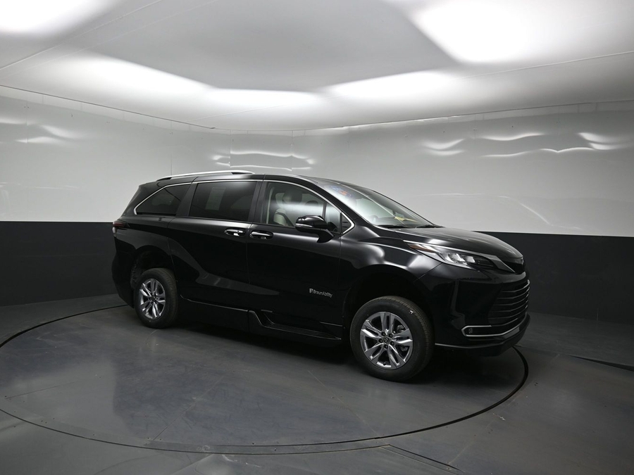 New 2026 Toyota Sienna Hybrid Limited - BraunAbility Side Entry Fold Out Automatic Ramp