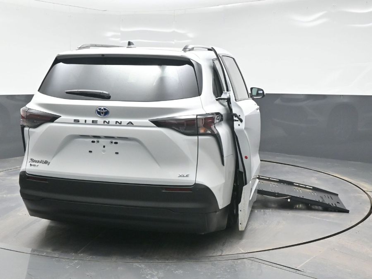 2025 TOYOTA SIENNA - Image 6
