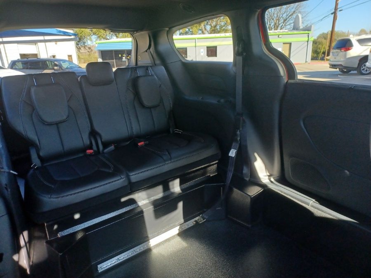 Red Chrysler Pacifica image number 17