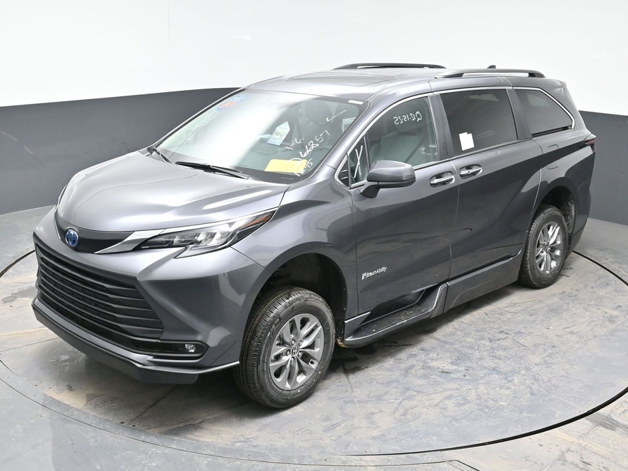 New 2025 Toyota Sienna Hybrid XLE Plus - BraunAbility Side Entry Entry Fold Out Automatic Ramp