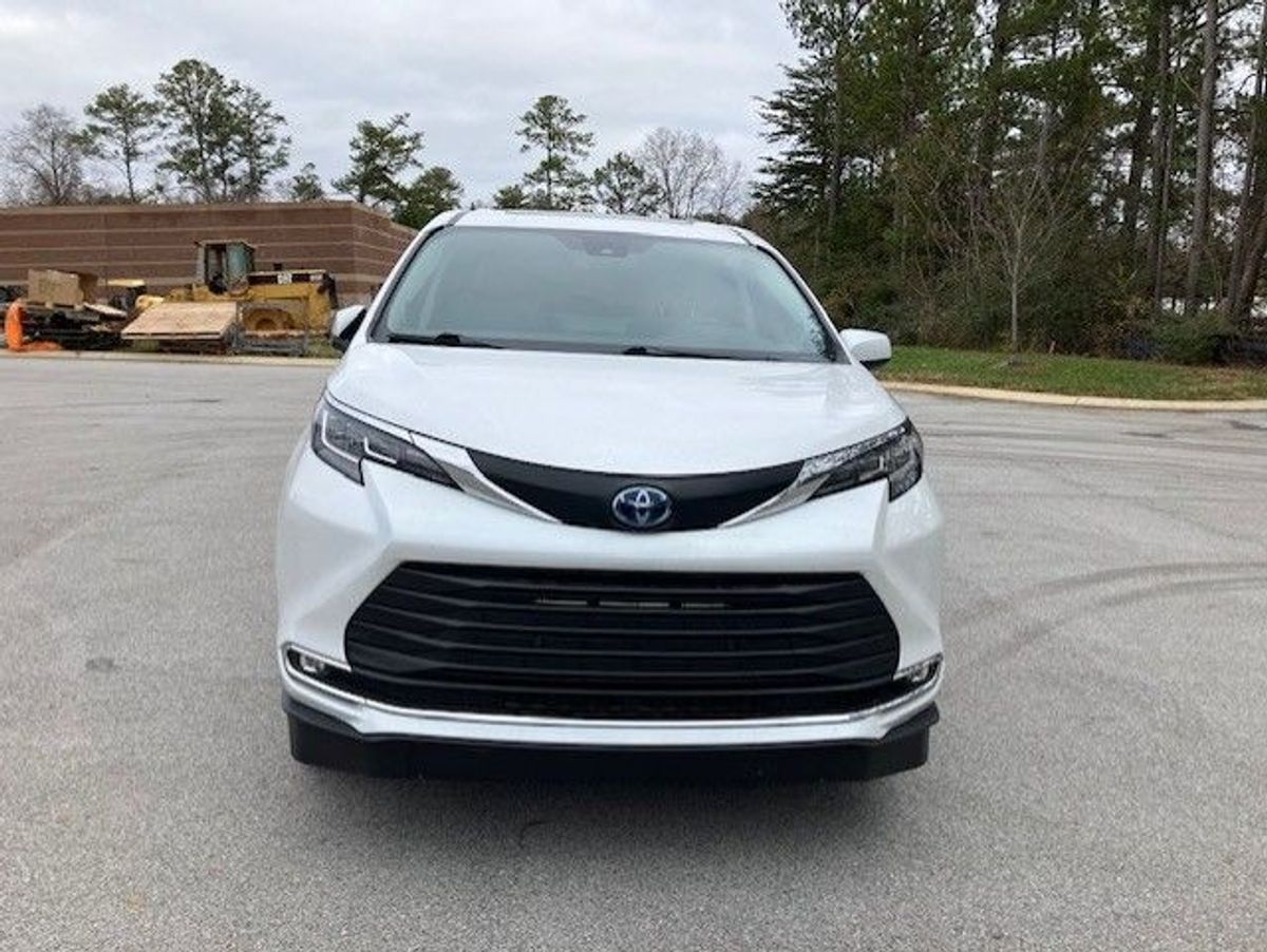 White Toyota Sienna image number 2