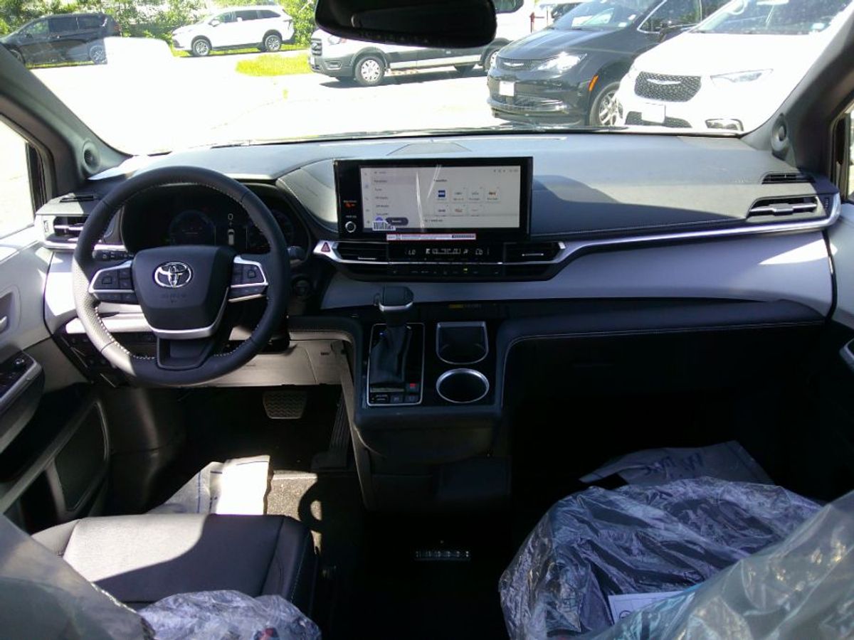 Black Toyota Sienna image number 18