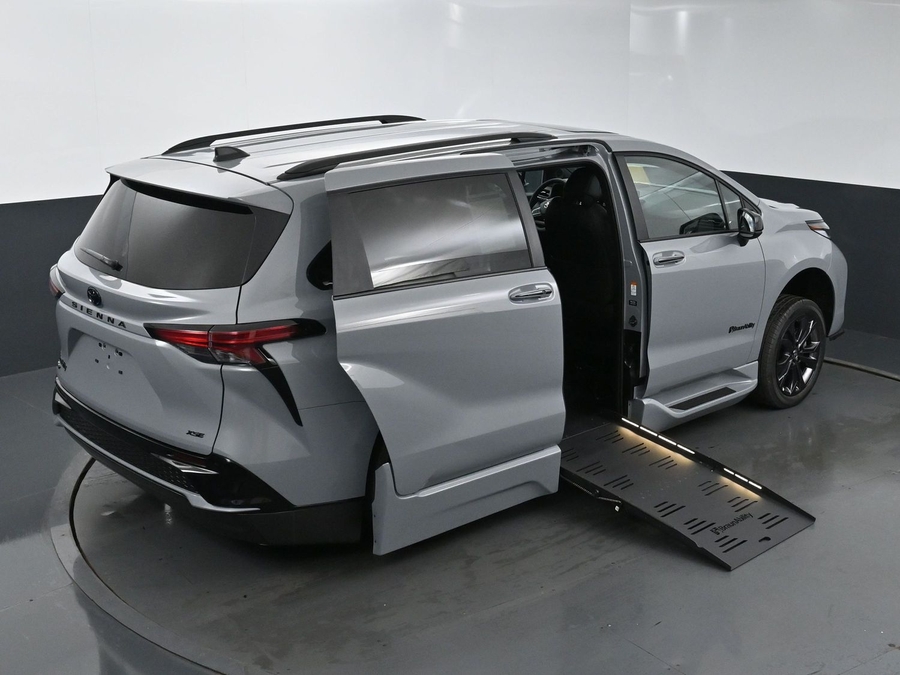 New 2025 Toyota Sienna Hybrid XSE - BraunAbility Side Entry Entry Fold Out Automatic Ramp
