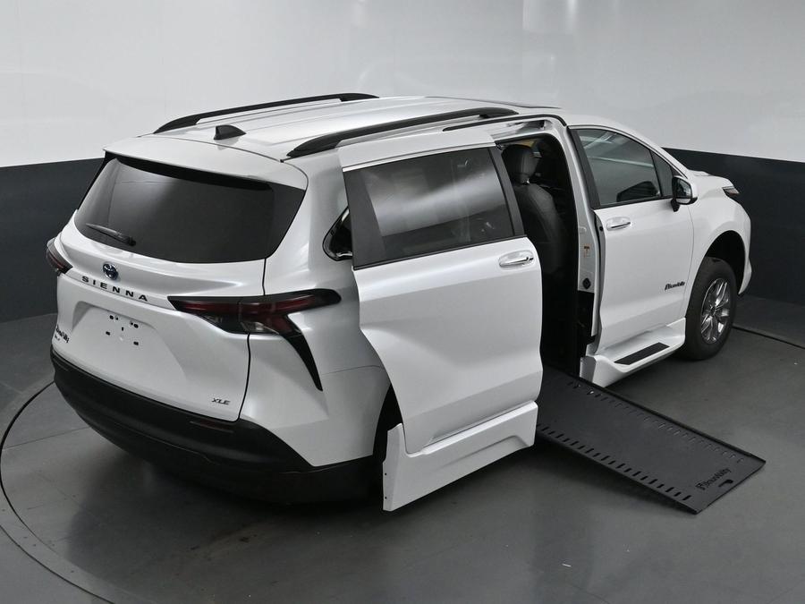 New 2025 Toyota Sienna Hybrid XLE Plus - BraunAbility Side Entry Entry In Floor Automatic Ramp
