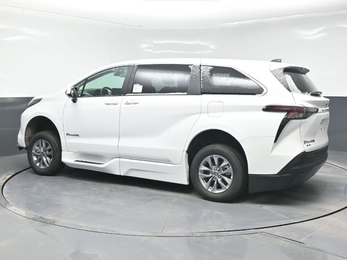 2025 TOYOTA SIENNA - Image 4