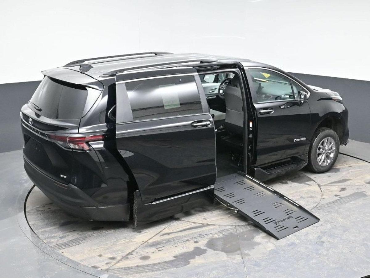 Black Toyota Sienna image number 25